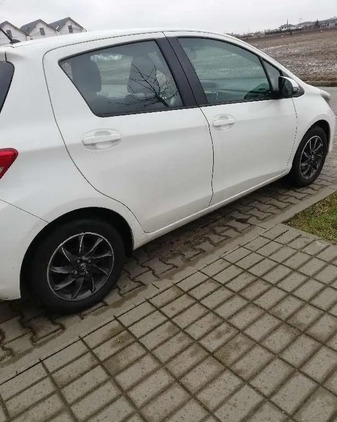 Toyota Yaris cena 28500 przebieg: 105500, rok produkcji 2014 z Szamotuły małe 29